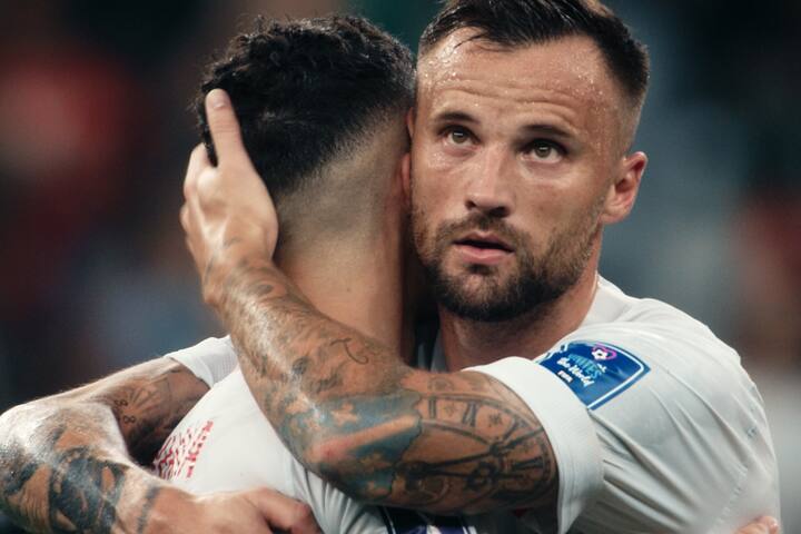 The Pressure Game â Im Herzen der Schweizer NatiFolge 5Haris Seferovic tröstet seinen Freund Granit Xhaka nach dem Ausscheiden im Achtelfinal.2023Copyright: SRF/stories AG