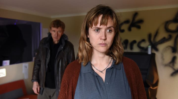 Carsten (Jens Albinus) gesteht seiner Tochter Clara (Emily Cox, r.) die Affäre mit Leonie.