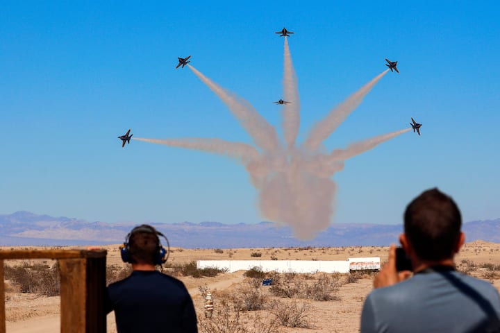 Die Kunstflugstaffel der US- Navy fasziniert mit ihren Manövern das Publikum.