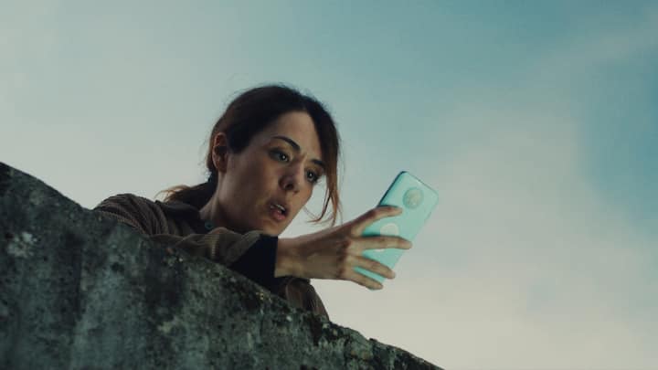 Giulia (Sofia Essaïdi) löscht alle ihre digitalen Spuren.