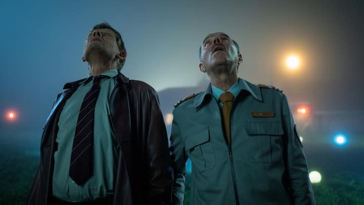 Gibt es ausserirdisches Leben? Philip Maloney (Marcus Signer) und der Polizist (Stefan Kurt).