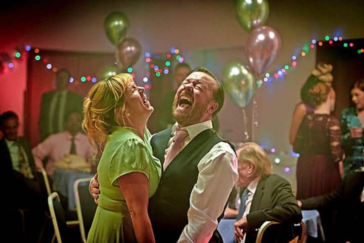 Ricky Gervais und Kerry Godliman.