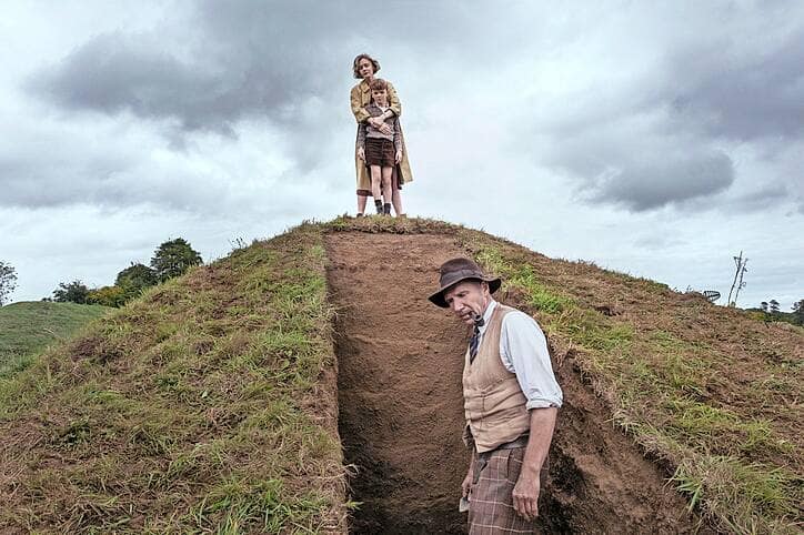 THE DIG (L-R): CAREY MULLIGAN as EDITH PRETTY, RALPH FIENNES as BASIL BROWN. Cr. LARRY HORRICKS/NETFLIX © 2021Â