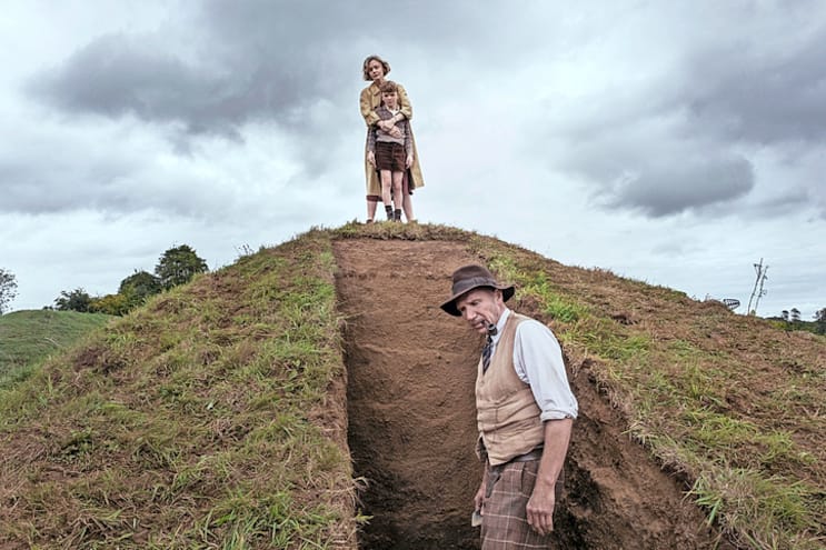 THE DIG (L-R): CAREY MULLIGAN as EDITH PRETTY, RALPH FIENNES as BASIL BROWN. Cr. LARRY HORRICKS/NETFLIX Â© 2021Â 