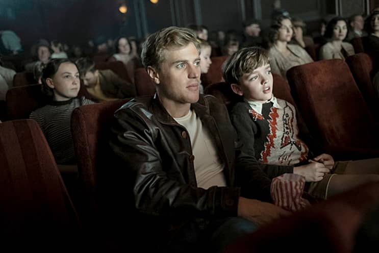 THE DIG (L): JOHNNY FLYNN as RORY LOMAX. Cr. LARRY HORRICKS/NETFLIX Â© 2021Â 