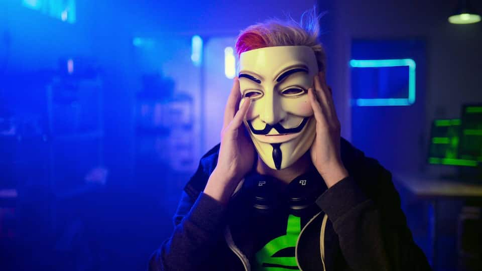 Das antisoziale Netzwerk: Memes, Verschwörungstheorien und Gewalt