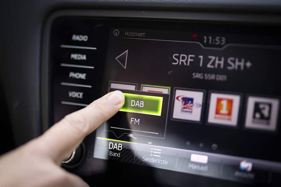 Noch haben mehr als eine  Million Autos in der Schweiz kein DAB-Empfangsgerät.