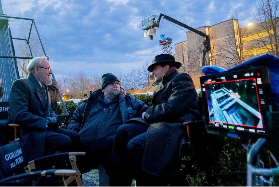 Guillermo del Toro (M.) am Set von «Nightmare Alley» mit Richard Jenkins (l.) und Bradley Cooper (r.)