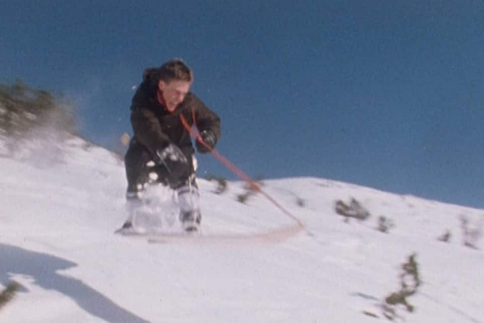 Paul Gruber auf einem Ur-Snowboard; 1981 stellt er es im TV-Magazin «Karussell» vor.