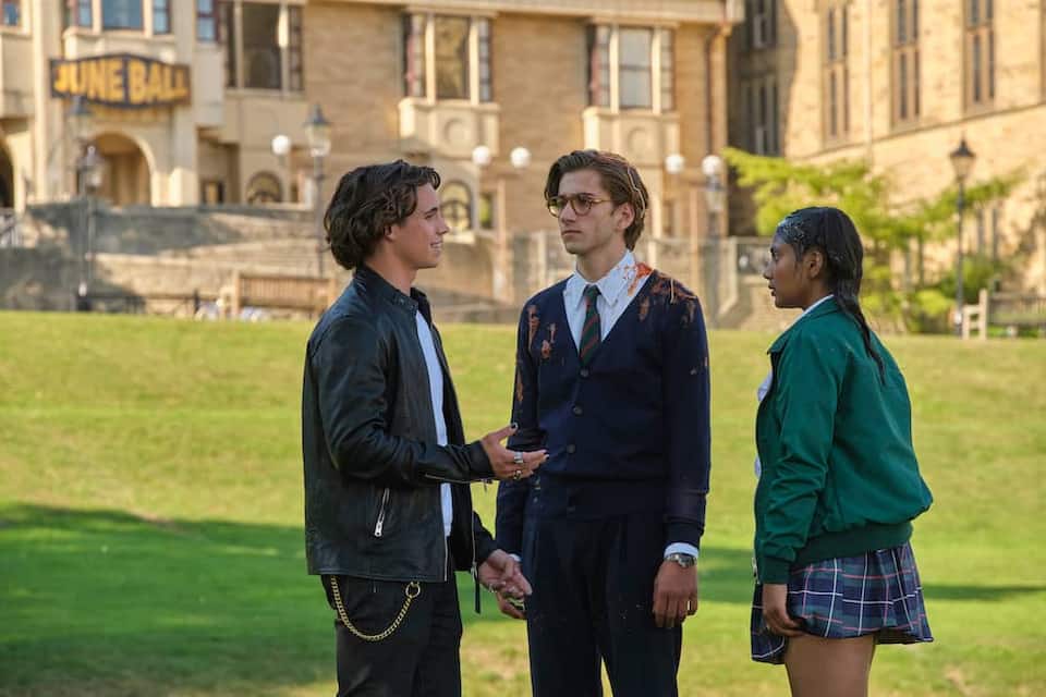Tanner Buchanan als Billy Walsh (l.), Sebastian Croft als Archie, Charithra Chandran als Amelia.