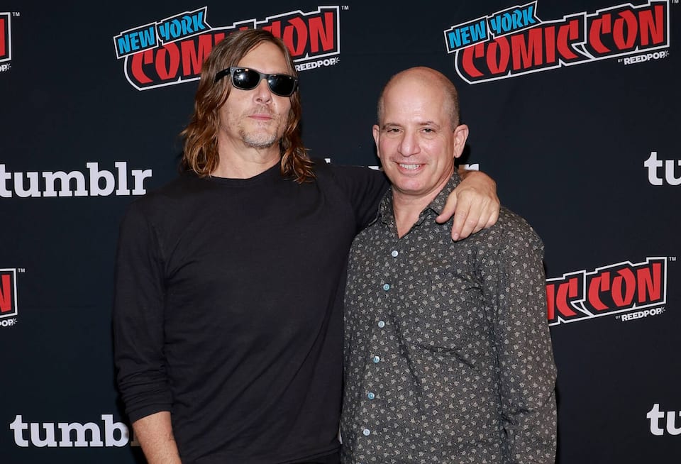 Erfinder, Co- Autor und Showrunner von «The Walking Dead: Daryl Dixon»: David Zabel (r., mit Hauptdarsteller Norman Reedus).