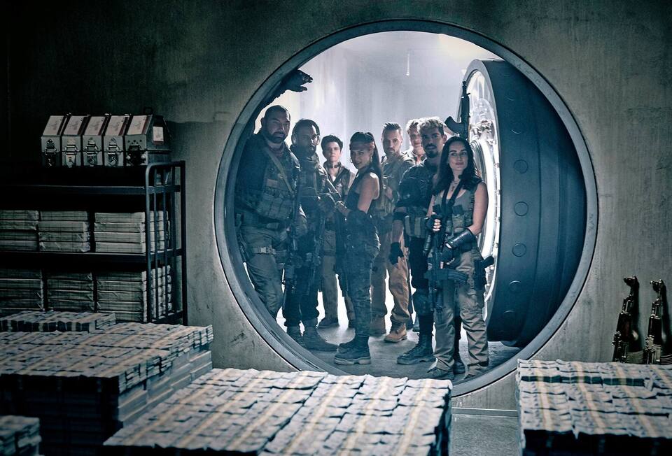 ARMY OF THE DEAD (L to R) DAVE BAUTISTA as SCOTT WARD, OMARI HARDWICK as VANDEROHE, TIG NOTARO as PETERS, SAMANTHA WIN as CHAMBERS, COLIN JONES as DAMON, MATTHIAS SCHWEIGHÃFER as DIETER, RAÃL CASTILLO as MICKEY GUZMAN, ANA DE LA REGUERA as CRUZ in ARMY OF THE DEAD. Cr. CLAY ENOS/NETFLIX © 2021